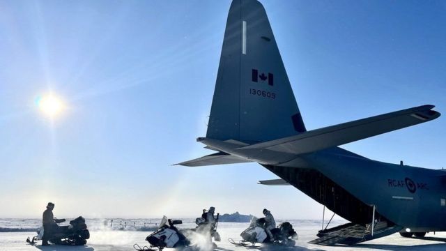 美国加拿大在北极举行联合空防演习。图为3月12日，美军特种部队把雪地摩托运到加拿大空军运输机上。(photo:BBC)