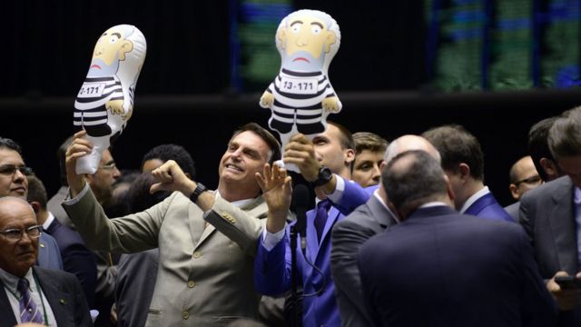 Bolsonaro com boneco "pixuleco" ironizando Lula