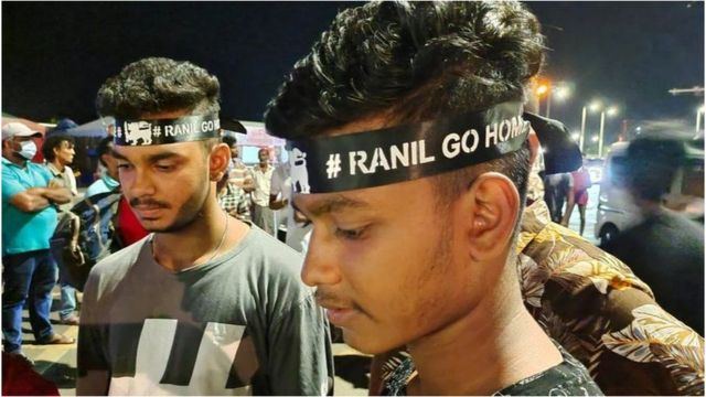 許多抗議者開始戴上"拉尼爾回家"的頭帶