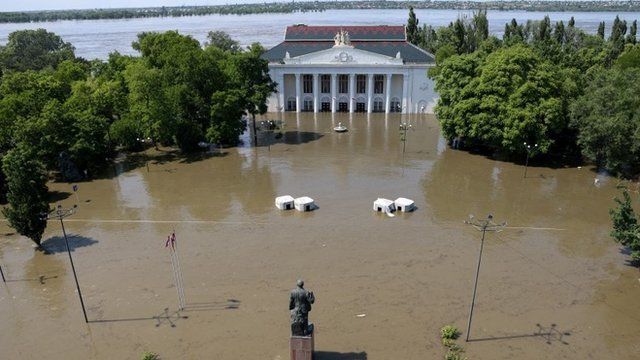 represa destruida en Ucrania
