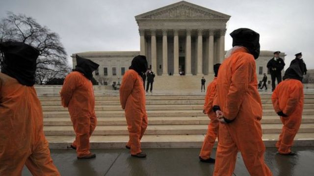 Manifestantes pedindo fechamento de Guantánamo