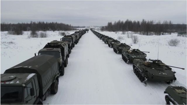 Camiones y tanques de guerra rusos.