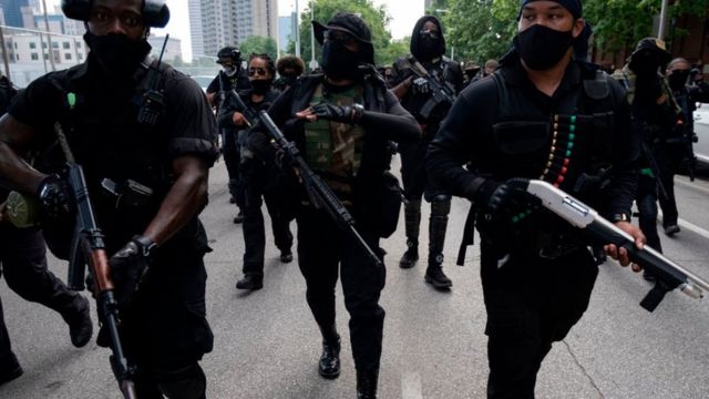 В штате Кентукки на улицы вышли чернокожие вооруженные активисты двиения NFAC