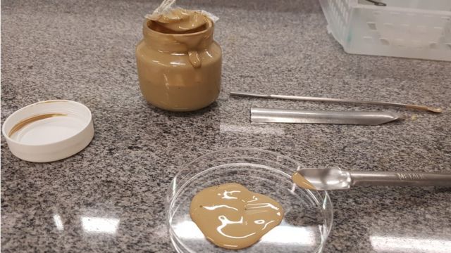 Cola sustentável colocada em recipiente
