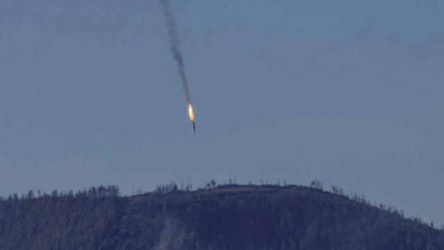 トルコ戦闘機に撃墜され墜落するロシア攻撃機