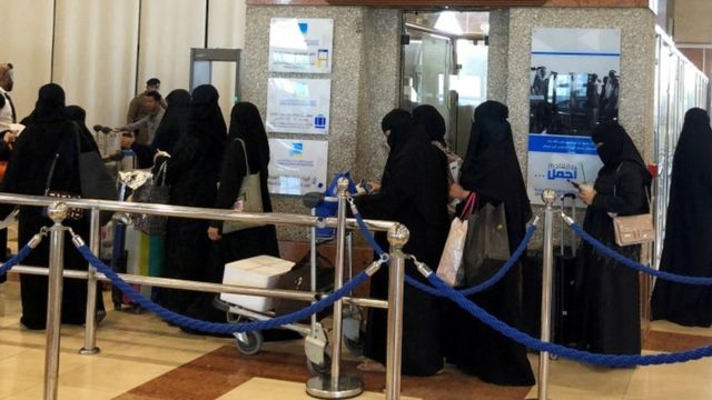 نساء سعوديات في انتظار ركوب القطار