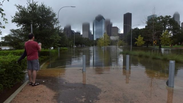 テキサス州の洪水被害の規模は、2005年のハリケーン・カトリーナに匹敵する恐れがあると、保険の専門家たちは警告している。カトリーナ被害への補償額は、自然災害によるものとしては米国史上最多だった。写真は冠水したヒューストン市内