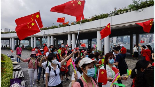 在尖沙咀，有民众手持中国国旗和香港区旗庆祝，据港媒报导，警方似乎无意对这些人进行限聚令等执法。