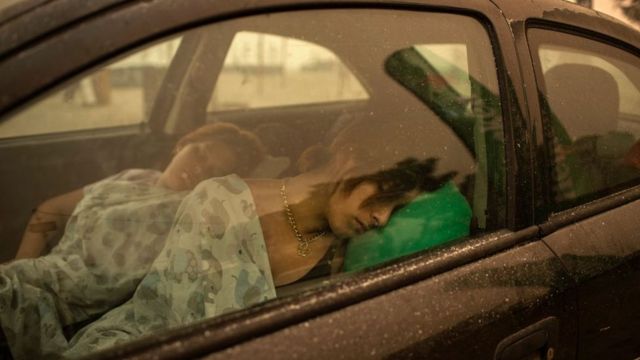 женщина спит в машине