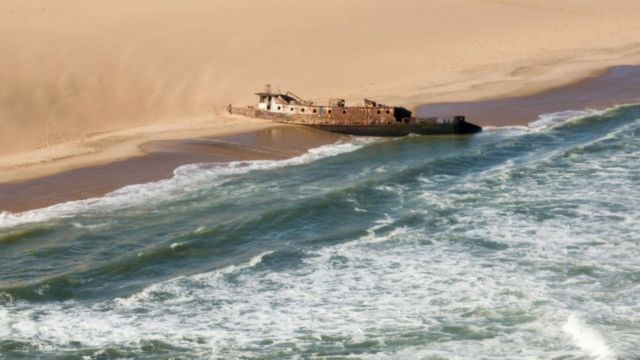 Navio atolado em praia na Namíbia