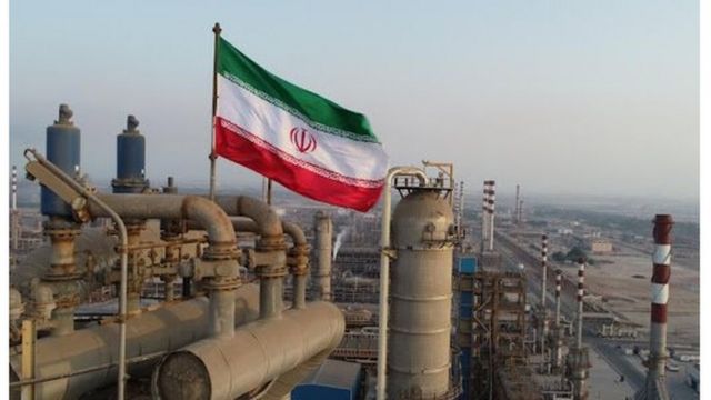 به دلیل اعمال تحریم هایی آمریکا که برخی از آنها از دهه ۱۳۷۰ خورشیدی آغاز شده، امکان سرمایه گذاری کلان بین المللی برای توسعه صنایع ایران وجود نداشته