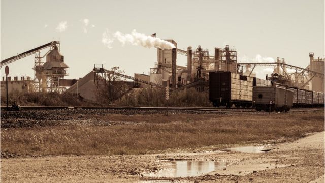 Fábrica minera de la revolución industrial en las vías del tren - fotografía de stock