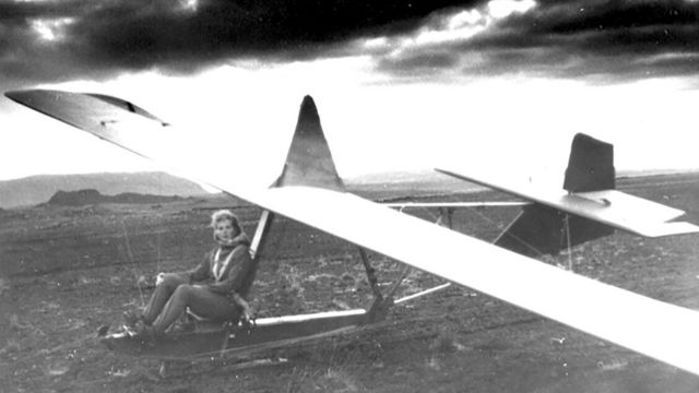 La abuela del escritor, Hulda, en una aeronave planeadora cuando era adolescente