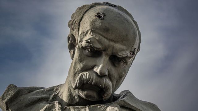 El busto del poeta ucraniano Taras Sevchenko dañado por la metralla