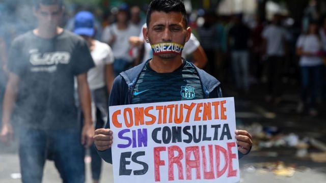 Hombre con cartel anti Constituyente