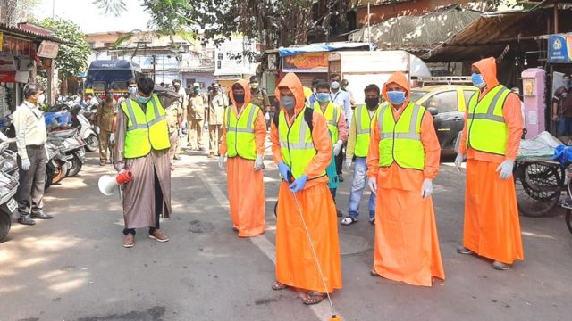 कोरोना वायरस: मुंबई की झुग्गी-झोपड़ियों में कोरोना से जंग लड़ने वाले  योद्धाओं की दास्तां - BBC News हिंदी