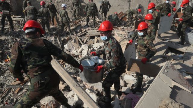 رجال الإنقاذ يبحثون أنقاض مبنى سكني مدمر في مدينة كنجة بأذربيجان بحثًا عن ناجين