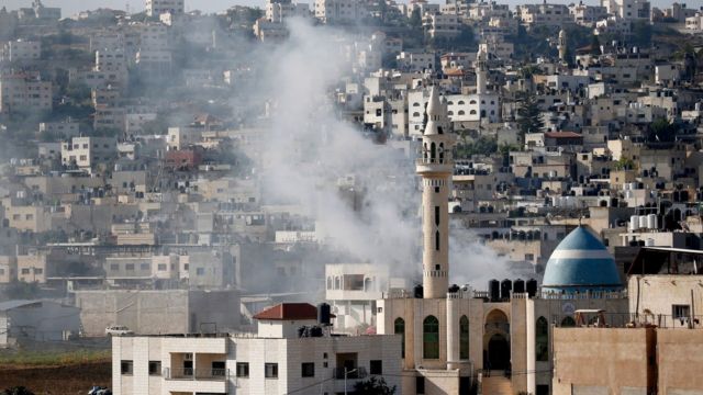 Smoke rises during a major Israeli military operation in Jenin, in the West Bank (3 July 2023)