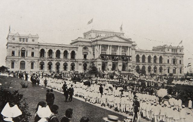 Um desfile em frente ao museu, no dia 7 de setembro de 1912. O imaginário ufanista da Independência ainda hoje assombra o local