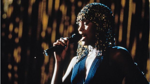 Whitney Houston cantando en la película "El guardaespaldas".