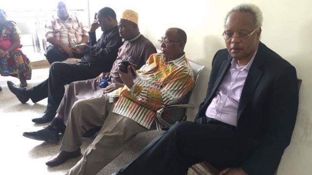 Waziri mkuu wa zamani Edward Lowassa akisubiri nje ya chumba cha mahakama
