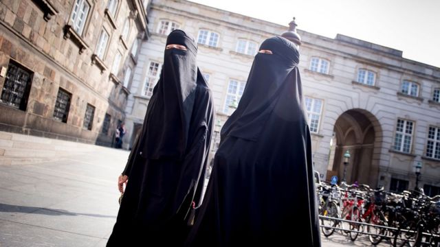 Danimarka'da peçeli iki kadın