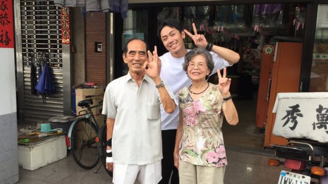 Taiwanese laundry-modelling grandparents are surprise Instagram hit - BBC  News