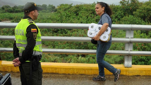 Жители Венесуэлы пересекают границу с Колумбией, чтобы купить продукты, лекарства и предметы первой необходимости, июль 2016
