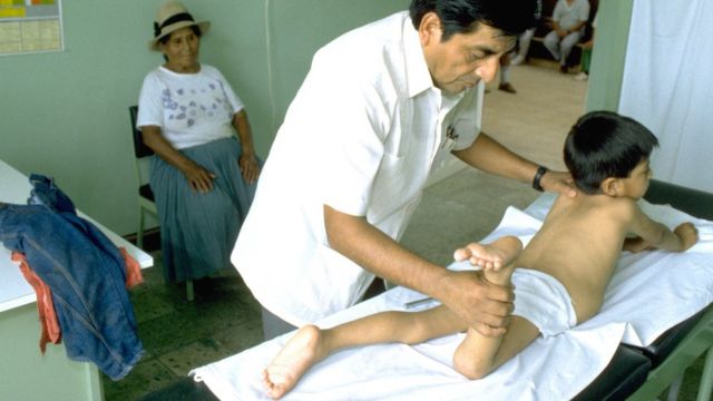 El Dr. Roger Zapata examina en una camilla a Luis Fermín Tenorio Cortez en 1991