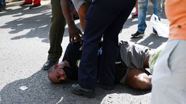 Un manifestante siendo arrestado en La Habana