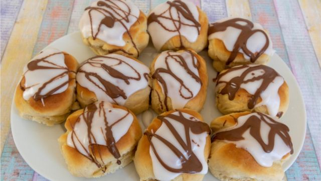 Домашние глазированные булочки с шоколадом