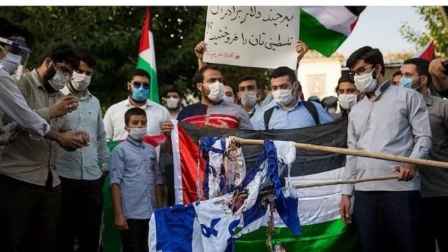پس از برقراری روابط بین امارات و اسرائیل، معترضان مقابل سفارت امارات در تهران پرچم اسرائیل را آتش زدند