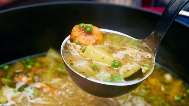 Funcionan contra el resfriado los remedios caseros como la sopa de pollo o  el jugo de naranja? Esto es lo que dice la ciencia - BBC News Mundo