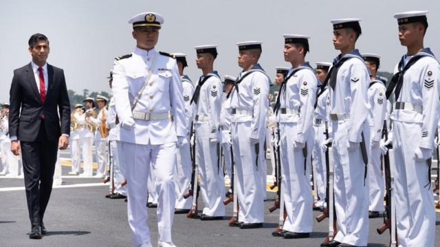 海上自衛隊の護衛艦「いずも」を視察したスーナク首相（18日、横須賀）