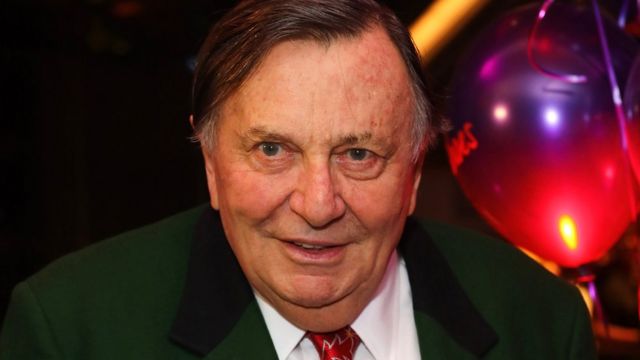 Barry Humphries: Top comedy prize renamed after transgender row - BBC News