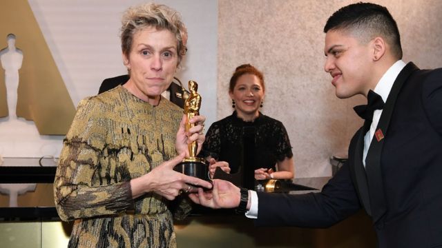 Robo En Los Oscar 2018 Arrestan A Un Hombre Que Se Llevo La Estatuilla De La Actriz Frances Mcdormand Bbc News Mundo