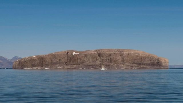 جزيرة هانز الصخرية في القطب الشمالي