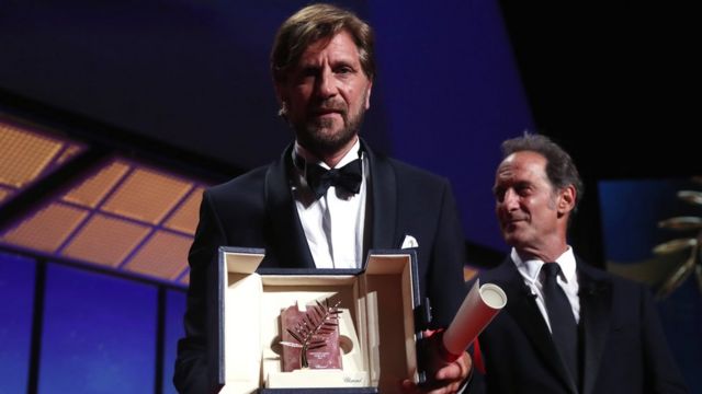 Ruben Ostlund odbiera Złotą Palmę na Festiwalu Filmowym w Cannes 28 maja 2022 r.