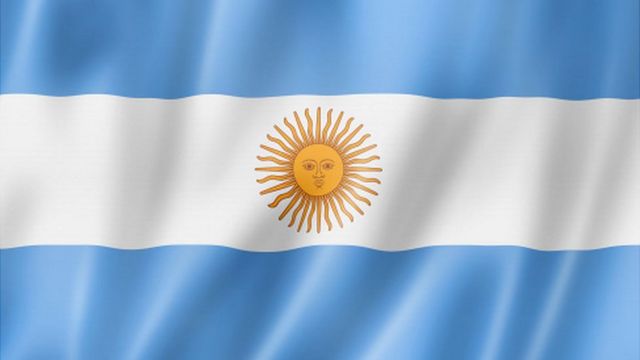 Si pensabas que era celeste y blanca te equivocas: revelan los verdaderos colores de la primera bandera argentina - BBC News Mundo