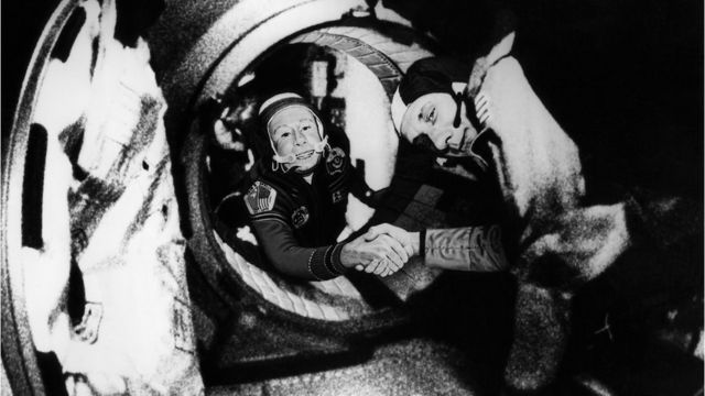 美国宇航员同苏联宇航员在轨道握手，迎来了两大超级大国太空合作的黄金时代(photo:BBC)