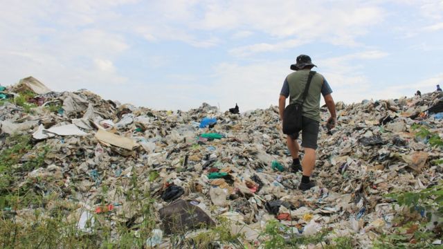 Poluição por plástico: a cidade sufocada por 17 mil toneladas de resíduos -  BBC News Brasil