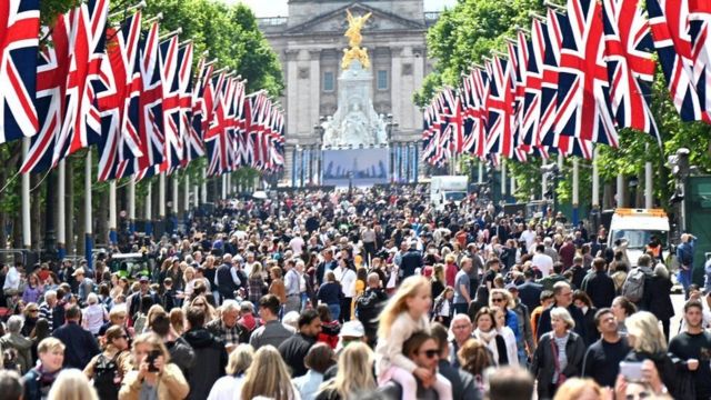 Jübile kutlamaları için binlerce kişi Çarşamba günü erkenden Buckingham Sarayı önünde toplandı