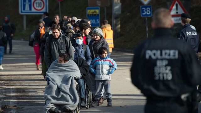 Refugiados cruzam a fronteira entre Áustria e Alemanha em dezembro de 2015