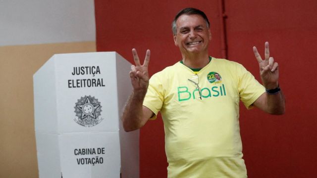 Bolsonaro depositando su voto el 30 de octubre.