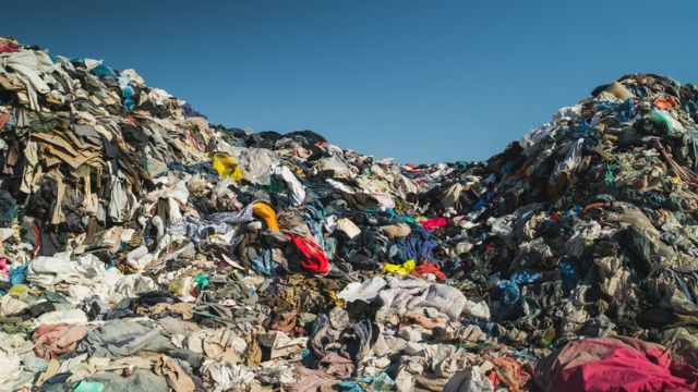 В пустыне Атакама на севере Чили лежат огромные горы одежды и обуви. Как она там оказалась? - BBC News Русская служба