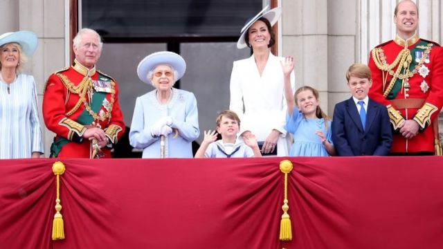 أفراد من العائلة المالكة رفقة الملكة إليزابيث الثانية