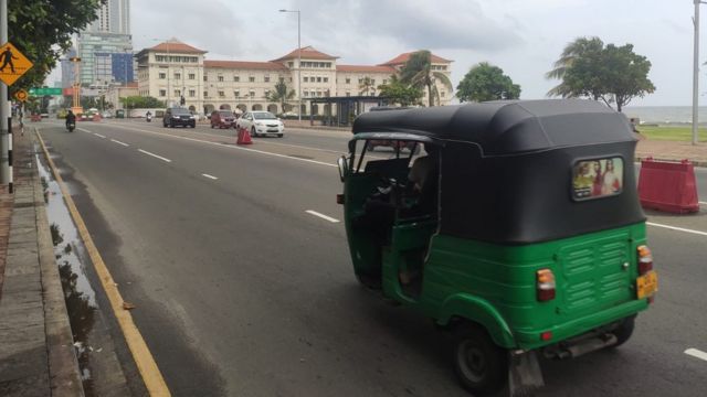 இலங்கை பொருளாதார நெருக்கை - நாடு முழுவதும் வேலைநிறுத்தப் போராட்டம்