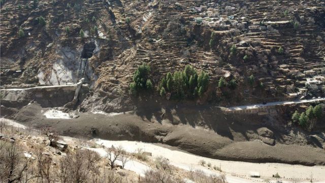 The dam was crushed by the ice mass