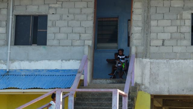 Niños frente al centro juvenil en el barrio Sofía.