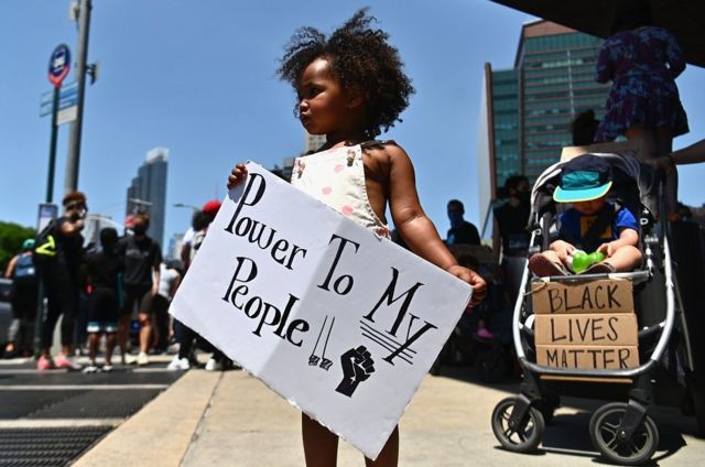 Una niña en una protesta de Black Lives Matter